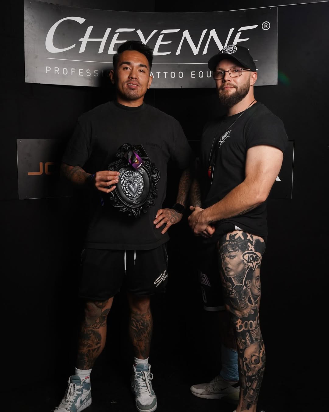 Ly Pham beim Tätowieren im Studio